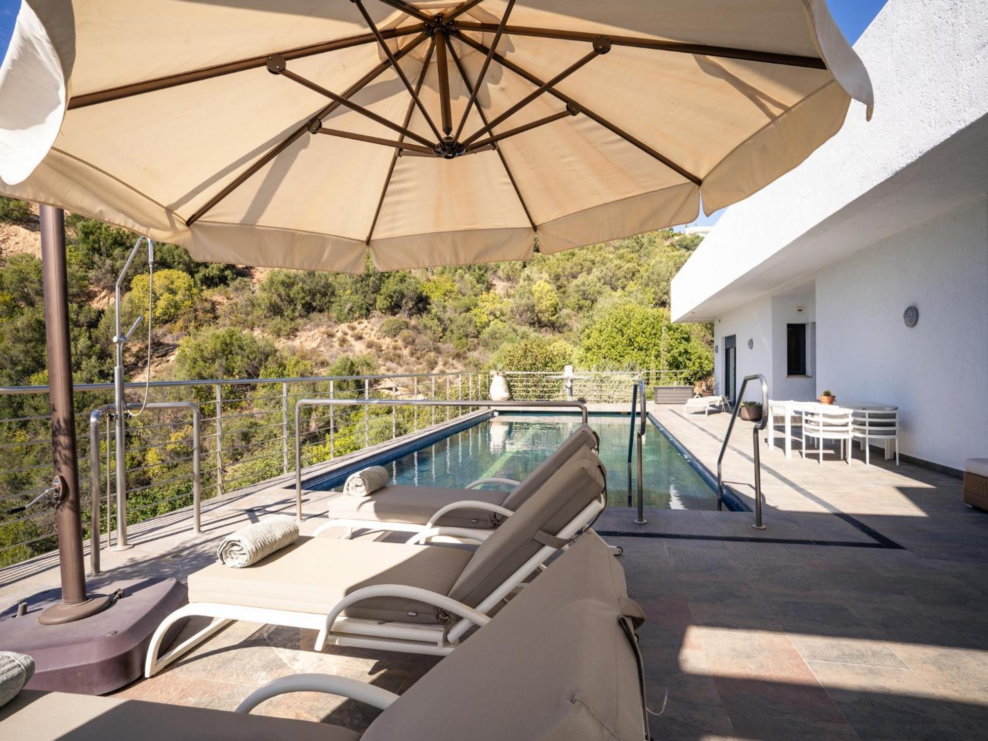Lavish With Private Pool *